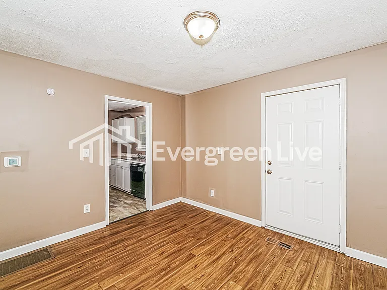 221 Ash Cir — Photo 5