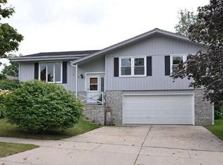 565 W Beutel Rd, Port Washington, WI 53074