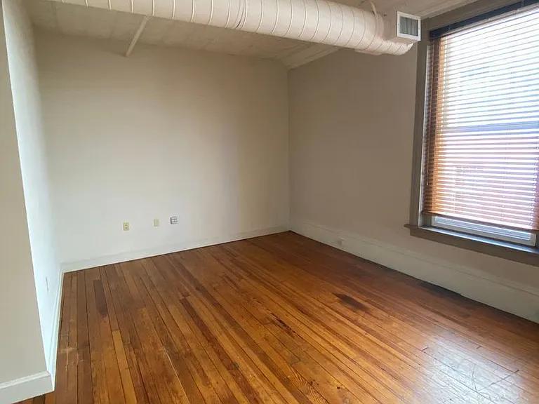 121 W Broad St — Photo 21
