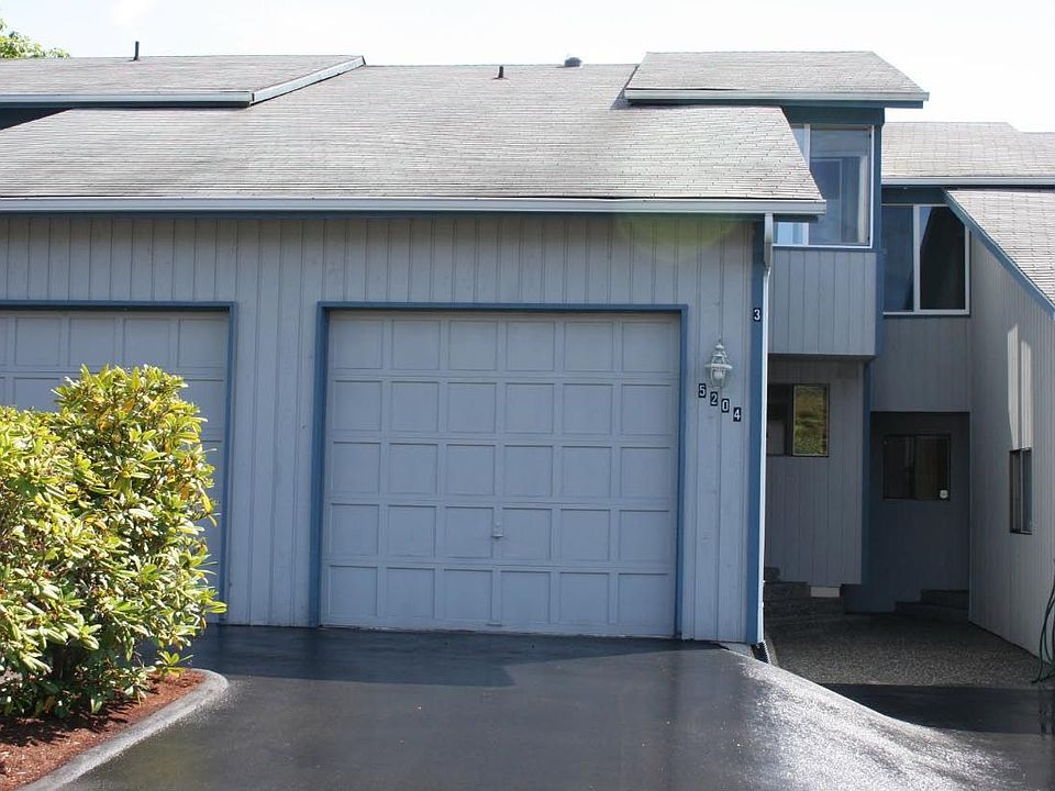 Front garage and entryway