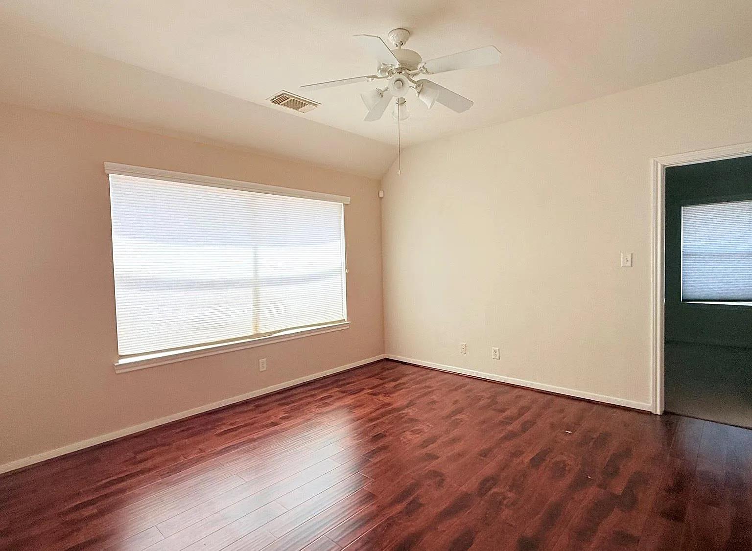 4 bed, 2.5 bath, 2371 sqft, $2,350 — Photo 3