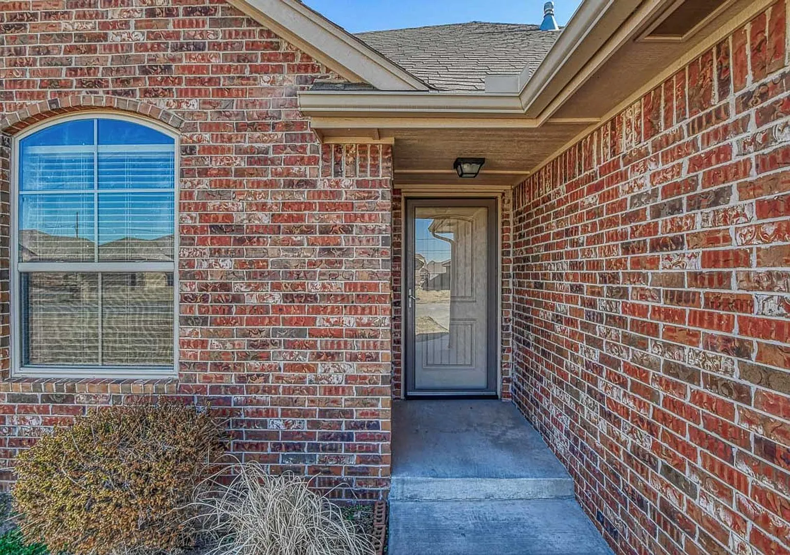 Three Bedroom Home with Storm Shelter in Moore! — Photo 3