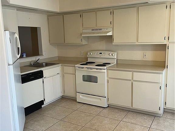 2nd image of 914 Cape Coral Pkwy W