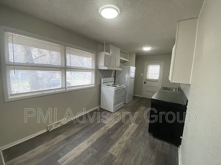 409 SE 34th St — Photo 7