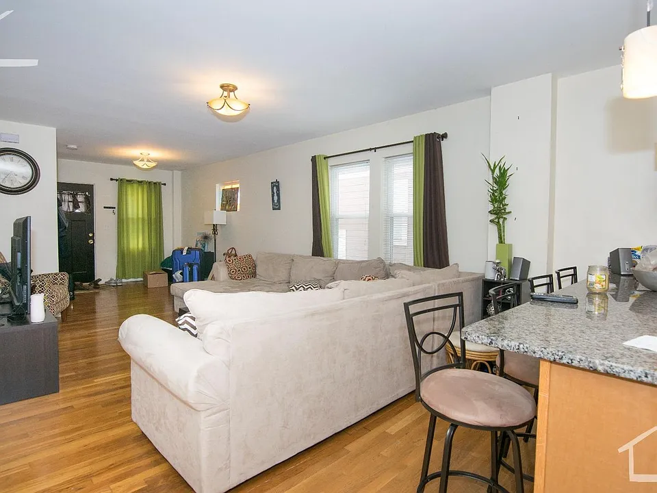 210 Arlington St #1B