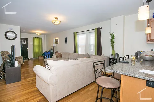 210 Arlington St #1B Photo 1