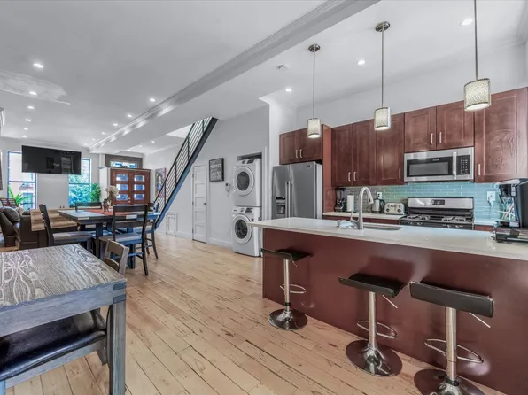 698 Lexington Avenue image 8 of 36