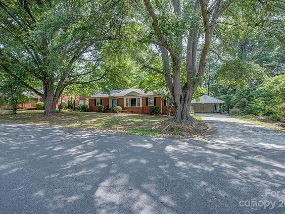 3rd image of 506 Hawthorne Ln
