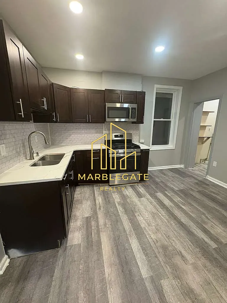 3 bed, 1050 sqft, $2,100 — Photo 2