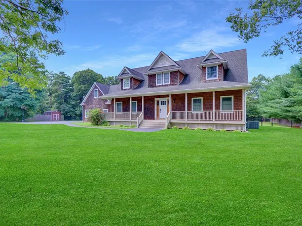 54 South Path, Calverton, NY 11933