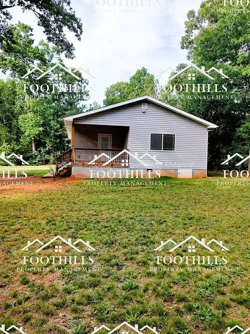 3 bed, 2.0 bath, 1400 sqft, $1,595 — Photo 2