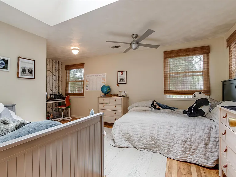 810 Hawthorn Ave — Photo 13
