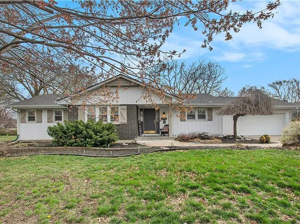 1900 Meadowlark Dr, Harrisonville, MO 64701