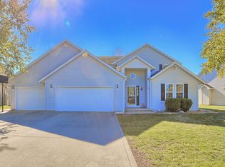 609 N Cedar Dr, Saint Joseph, IL 61873