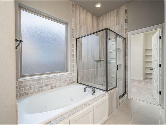 Master en-suite and huge closet