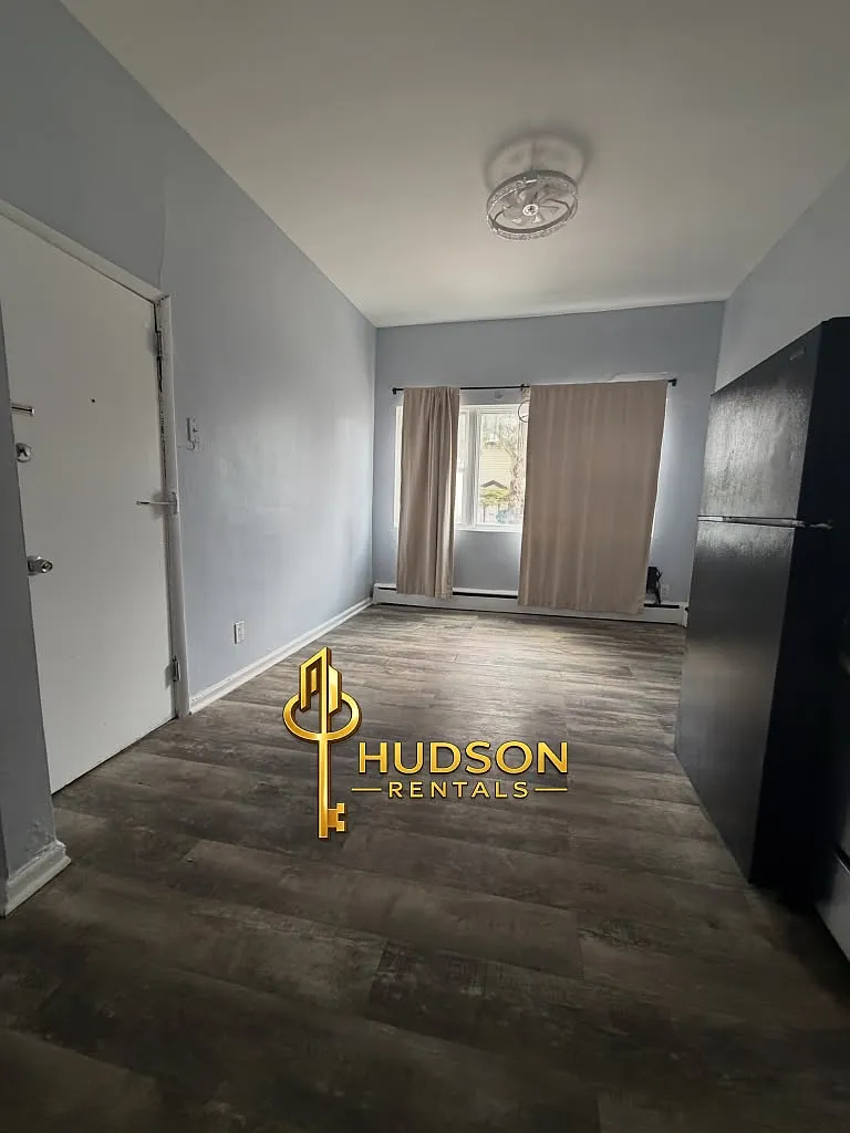 Studio, 500 sqft, $1,300 — Photo 2