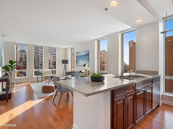 3rd image of 1250 S Michigan Ave Unit 710