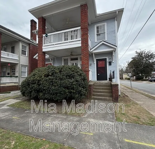 801 E 39th St — Photo 1