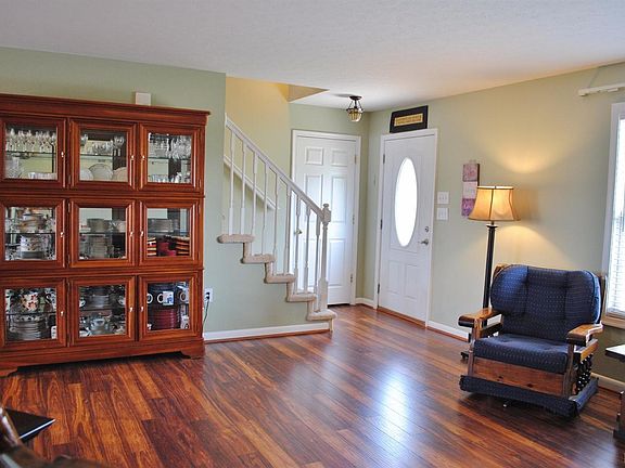 3rd image of 124 Shelly Ct