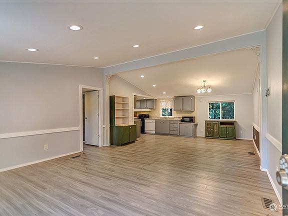 5th image of 12908 210th Avenue Ct E