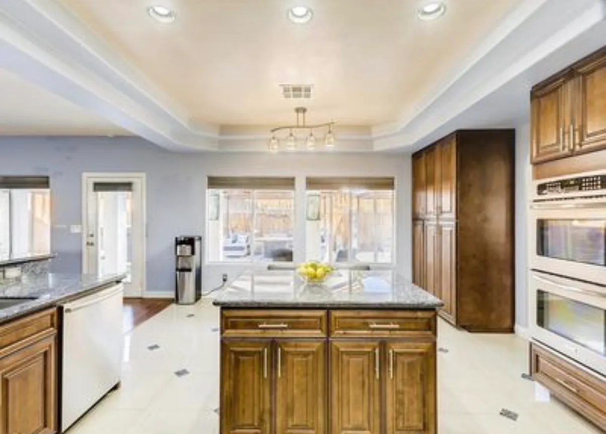 5 bed, 3368 sqft, $5,000 — Photo 1