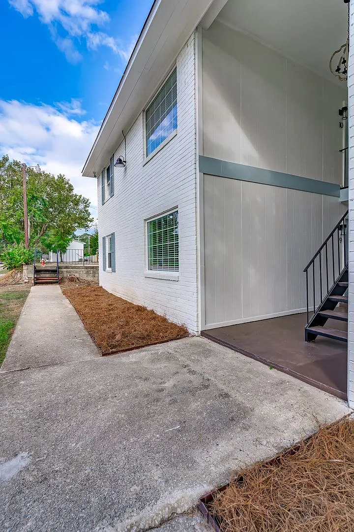 Charming 2-bedroom, 1-bath apartment located in the highly sought-after Rosewood area! - Apt 4 — Photo 4