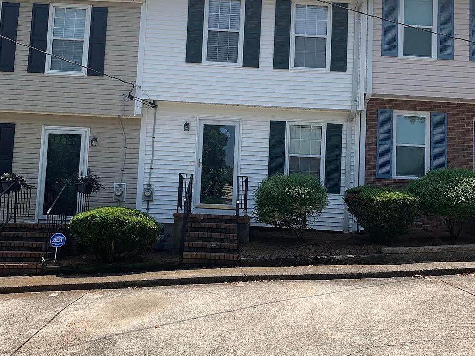 Curbside view from Gary St