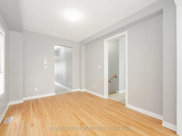 67 Yardley Cres — Photo 11