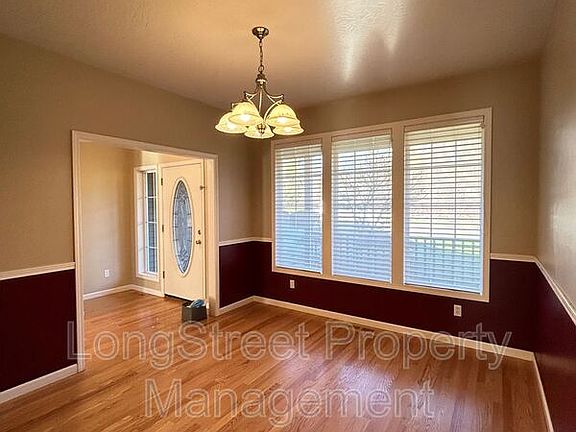5th image of 852 Marilyn Dr