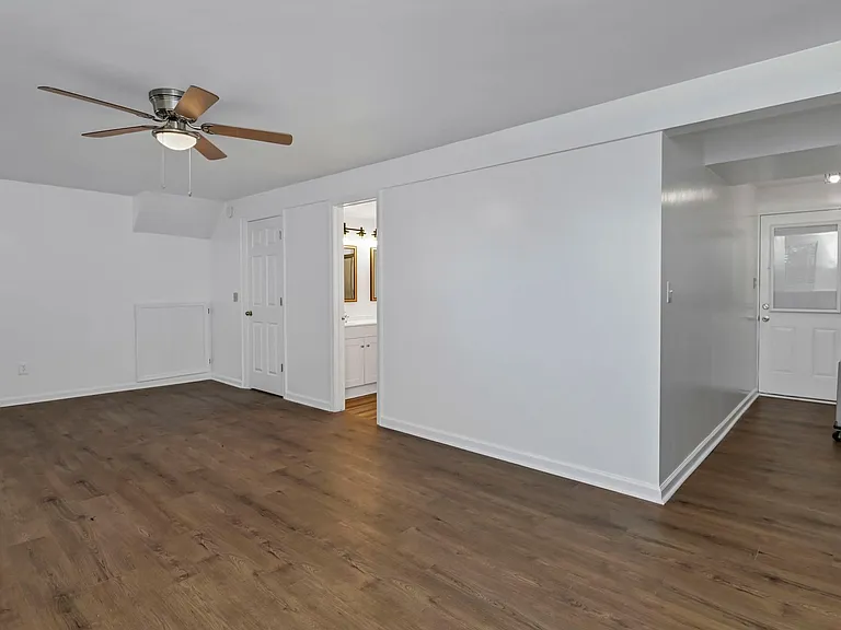 100 Woodspur Rd — Photo 15