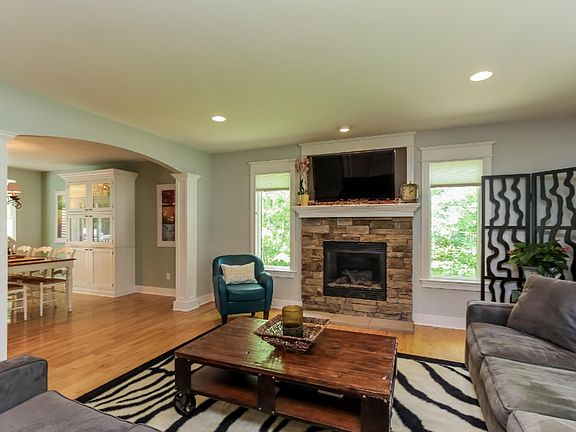 4th image of 8483 Camelot Dr NE