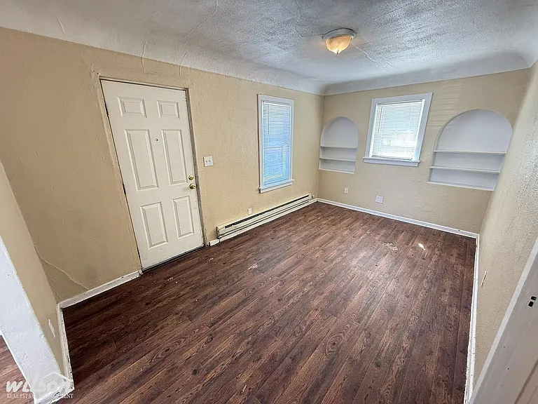 1403 W Lincoln Ave — Photo 3