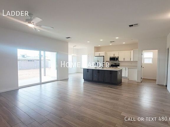 4th image of 926 N 97th Way