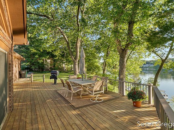 4th image of 3627 Manderley Dr NE