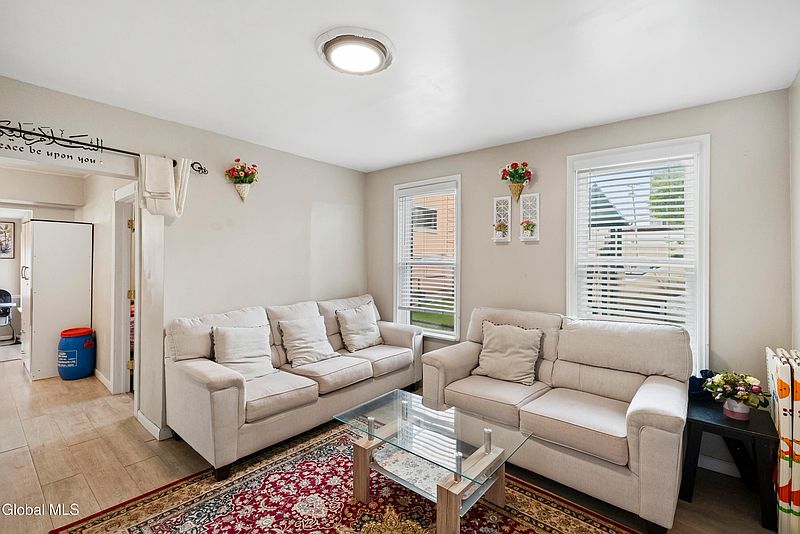 3rd image of 28 Grant Avenue
