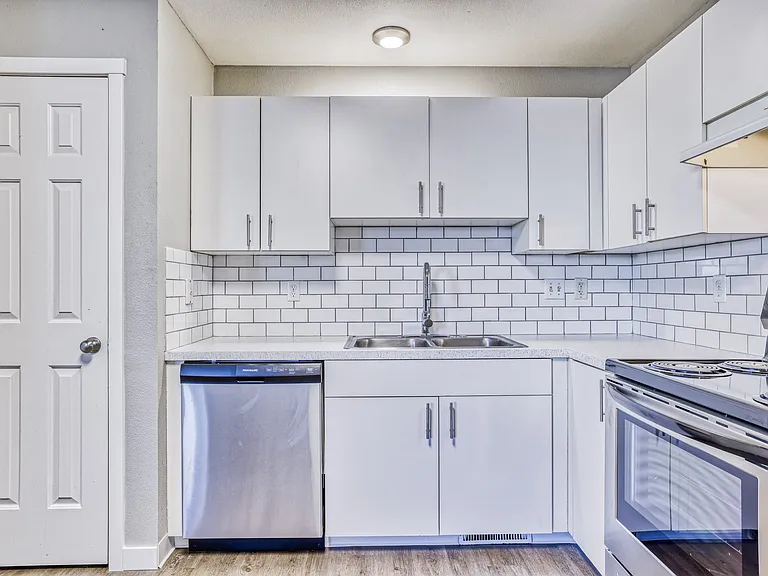 Selkirk Apartments — Photo 9