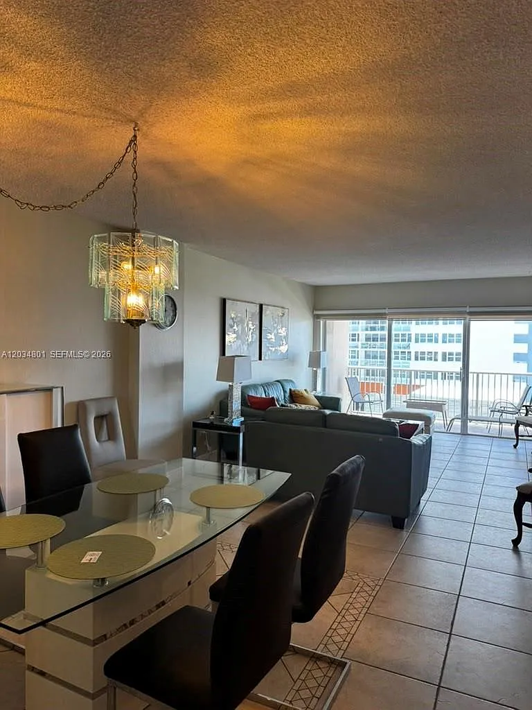 Hemispheres Condo — Photo 4