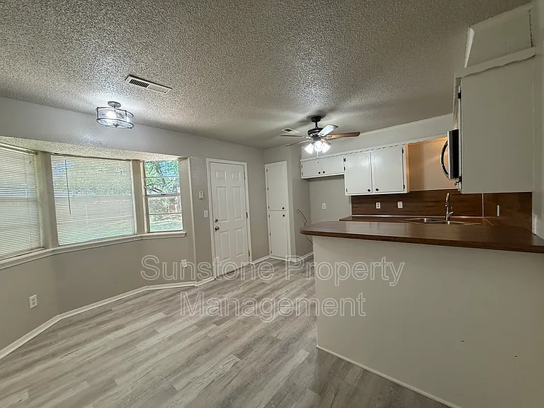 308 W Austin St — Photo 4