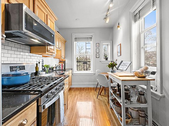 3rd image of 109 Erie St