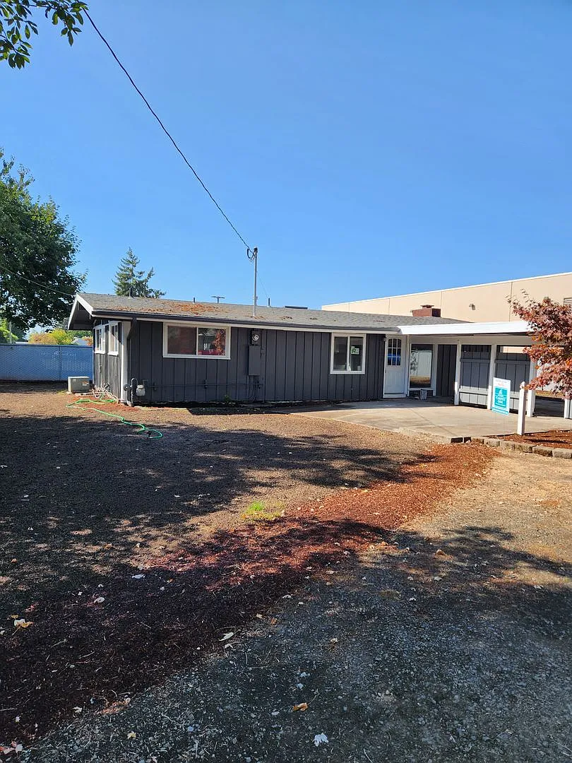 Newly Renovated 3 Bedroom House with a Carport! — Photo 1