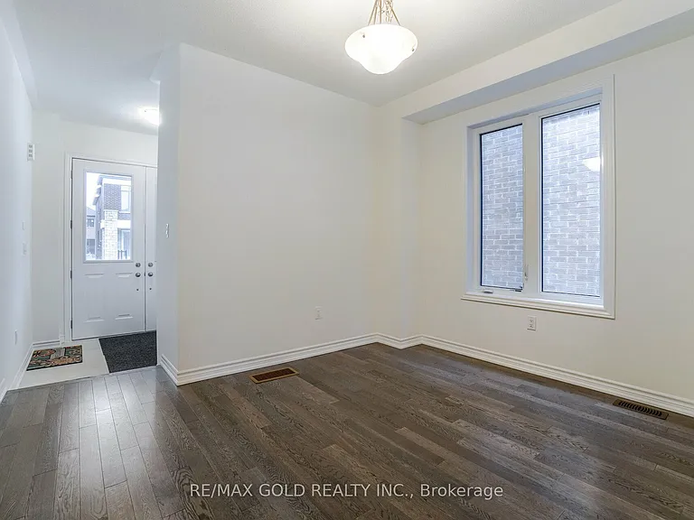 26 Del Grappa St — Photo 5
