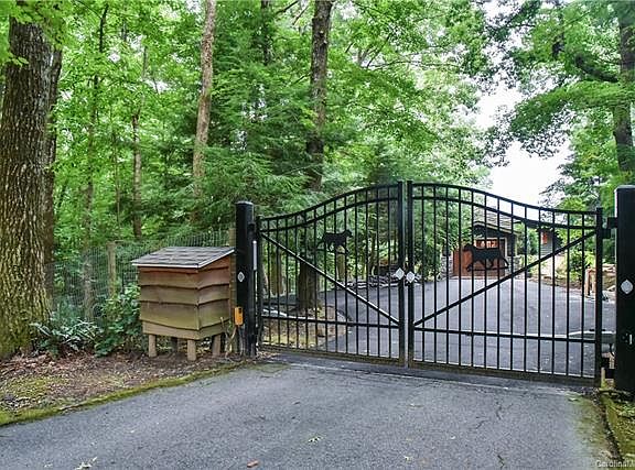3rd image of 135 Rugby Hollow Dr