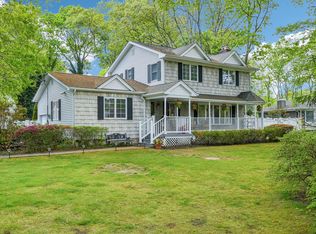 8 Clover Dr, Smithtown, NY 11787