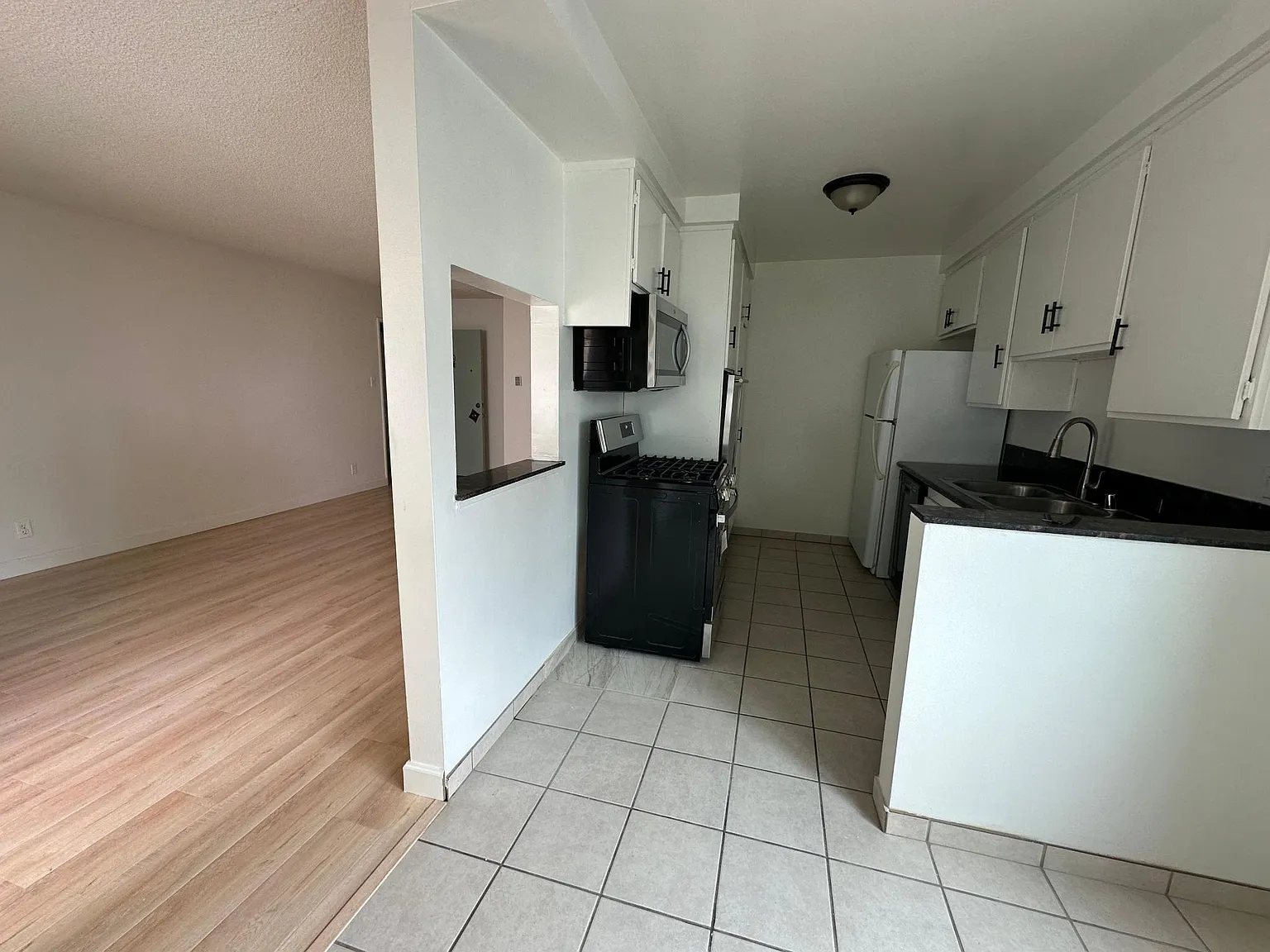 2 bed, 900 sqft, $3,195 — Photo 3