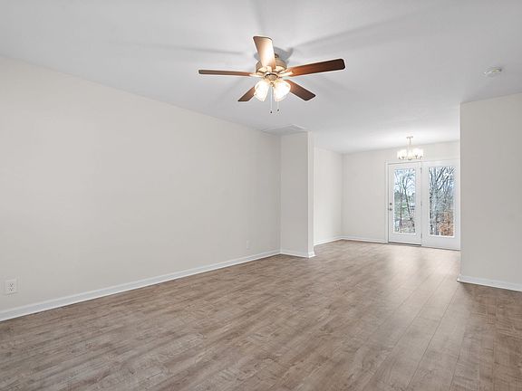 4th image of 1202 Cottonwood Dr