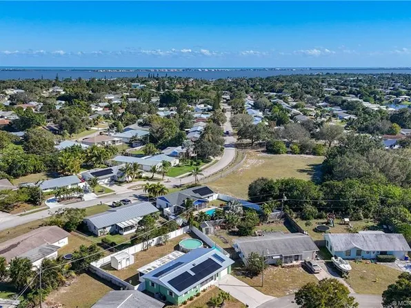 1691 NE 22nd St, Jensen Beach, FL 34957