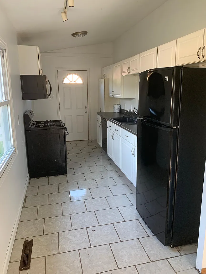 2105 W Kirby Ave photo 1