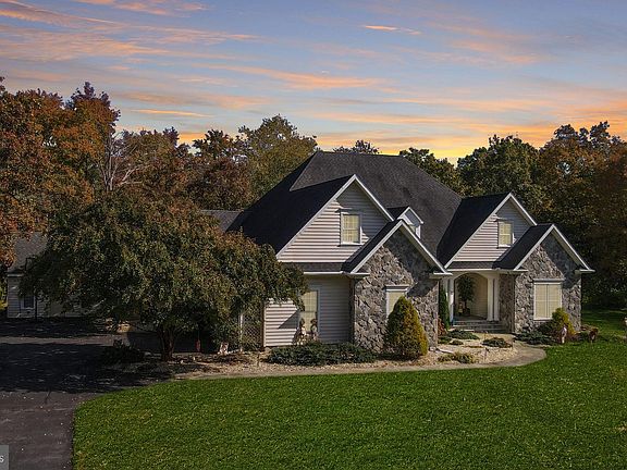 2nd image of 17 Hidden Hills Dr