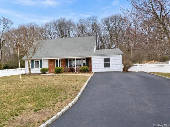 63 Hastings Dr, Stony Brook, NY 11790