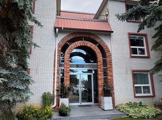 520 W Cedar Cres SW #202, Calgary, AB T3C 2Y8
